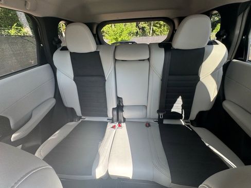 New 2025 Mitsubishi Outlander SE image 33