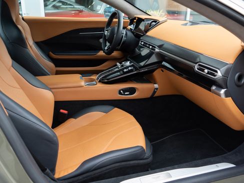 Used 2025 Aston Martin V8 Vantage Coupe image 24