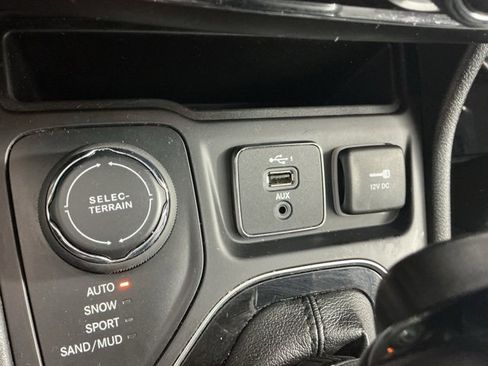 Used 2020 Jeep Cherokee Latitude Plus image 30