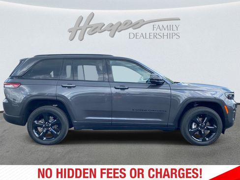 Used 2025 Jeep Grand Cherokee Altitude AWD/4WD image 2