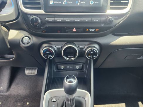 Used 2025 Hyundai Venue SEL FWD image 25