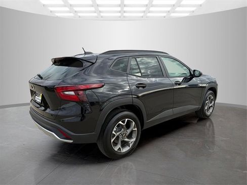 Used 2025 Chevrolet Trax LT w/ Driver Confidence Package image 9