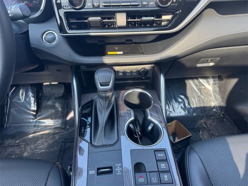 Used 2023 Toyota Highlander Platinum image 11