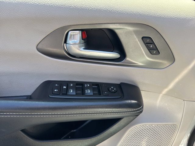 Used 2024 Chrysler Pacifica Touring-L FWD image 8