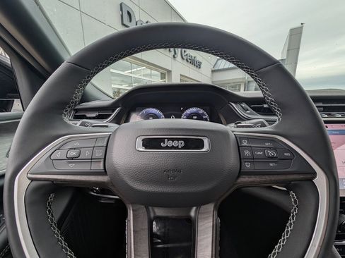 New 2025 Jeep Grand Cherokee Limited w/ Black Appearance Package image 19