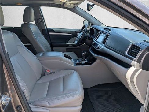 Used 2016 Toyota Highlander XLE AWD/4WD image 22