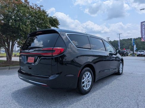 Used 2023 Chrysler Pacifica Touring-L FWD image 8