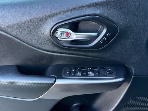Used 2019 Jeep Cherokee Limited FWD image 13