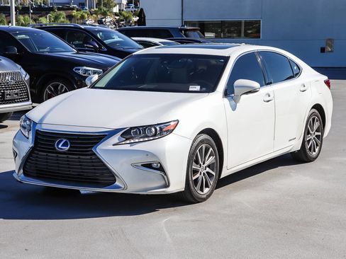 Used 2018 Lexus ES 300h w/ Navigation Package FWD image 3