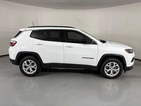 Used 2024 Jeep Compass Latitude AWD/4WD image 9