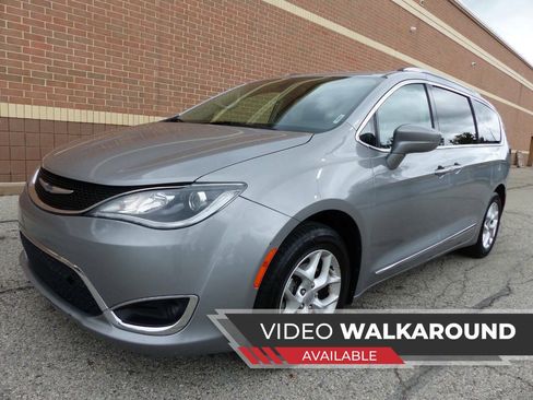 Used 2020 Chrysler Pacifica Touring-L w/ Tire & Wheel Group FWD image 1