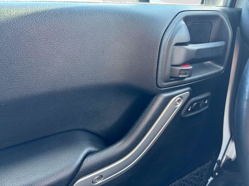 Used 2017 Jeep Wrangler Sahara w/ Connectivity Group AWD/4WD image 17