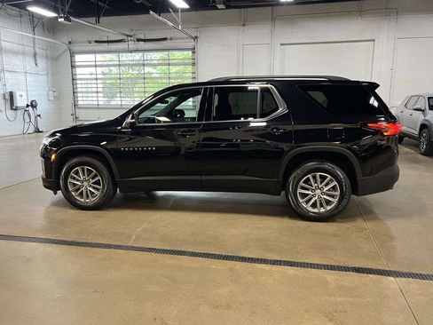 Used 2023 Chevrolet Traverse LT FWD image 2