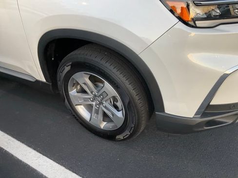 Used 2025 Honda Pilot EX-L image 3