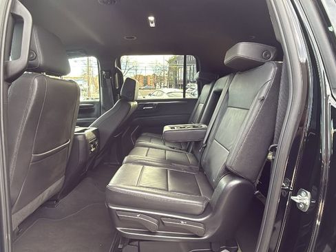 Used 2025 Chevrolet Suburban Z71 image 12