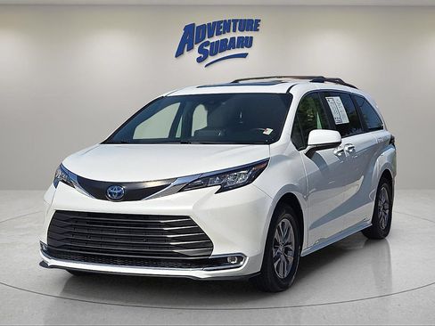 Used 2023 Toyota Sienna XLE FWD image 2