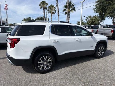 Used 2023 GMC Acadia SLT w/ Preferred Package FWD image 2