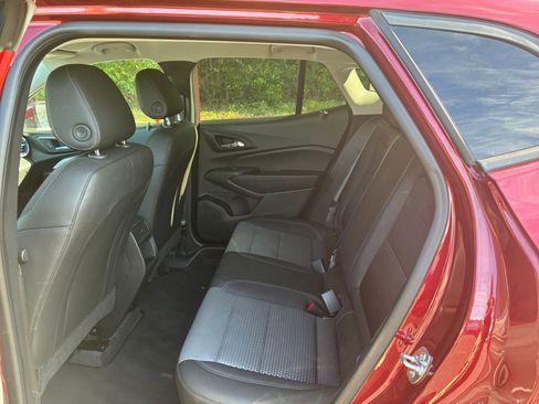 Used 2025 Chevrolet Trax LT w/ LT Convenience Package image 24