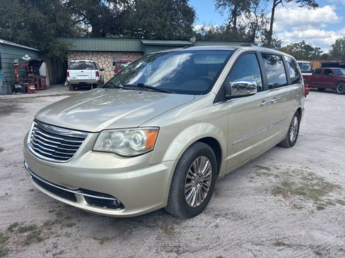 Used 2011 Chrysler Town & Country Limited FWD image 2