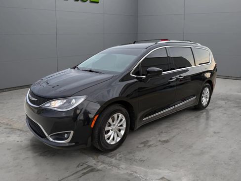 Used 2019 Chrysler Pacifica Touring-L FWD image 6