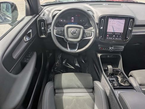 Certified 2025 Volvo XC40 B5 Plus AWD/4WD image 17