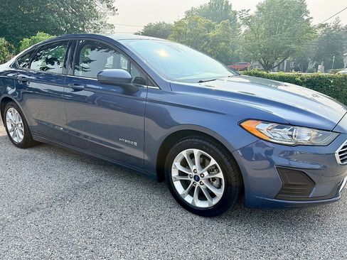 Used 2019 Ford Fusion SE FWD image 2
