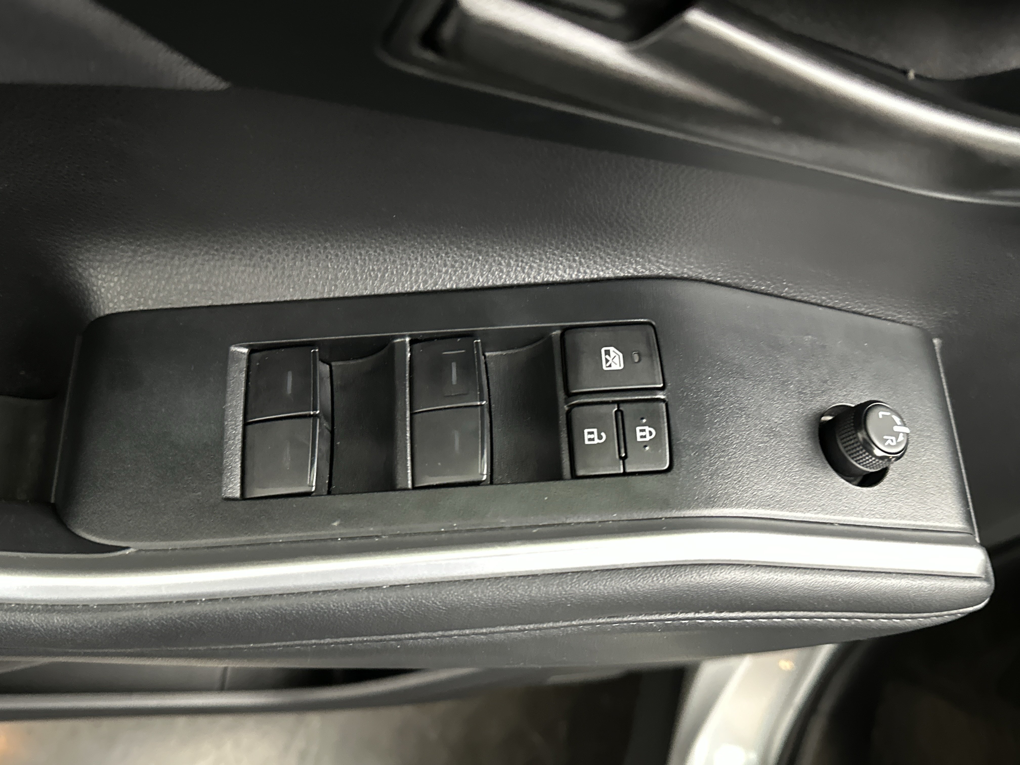 Used 2023 Toyota Highlander LE FWD image 18