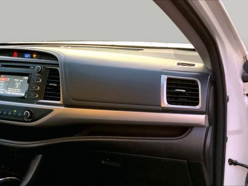 Used 2017 Toyota Highlander LE FWD image 18