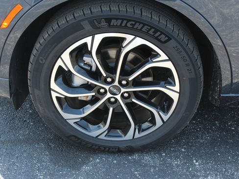 Used 2024 Lincoln Nautilus Reserve w/ Equipment Group 202A AWD/4WD image 2