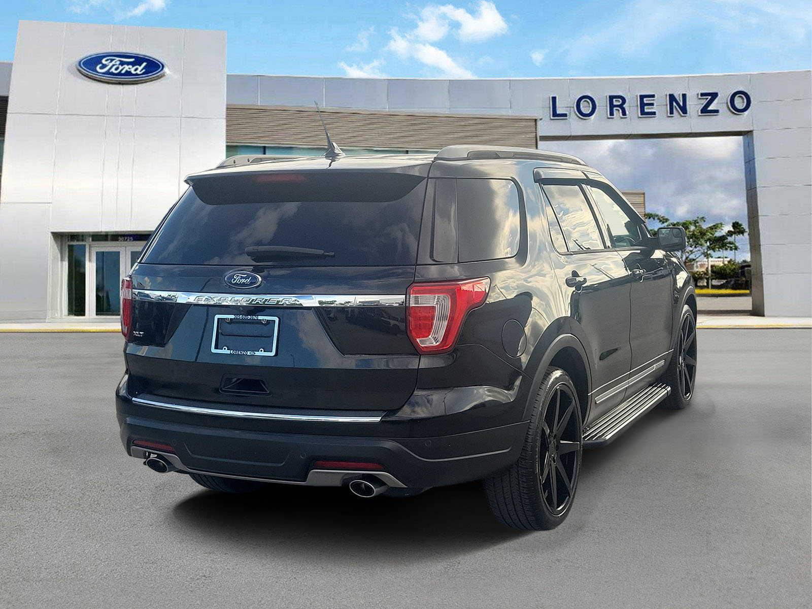 Used 2018 Ford Explorer XLT w/ Equipment Group 202A FWD image 5