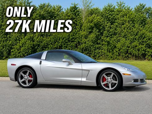 Used 2005 Chevrolet Corvette Coupe w/ Preferred Equipment Group RWD image 1
