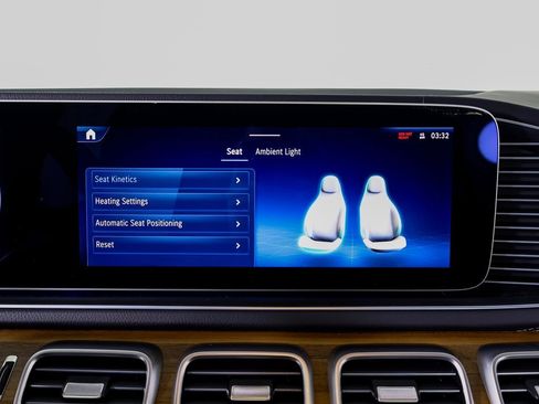 Used 2025 Mercedes-Benz GLS 450 4MATIC image 18