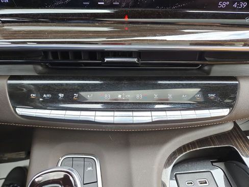Used 2021 Cadillac Escalade Premium Luxury AWD/4WD image 25