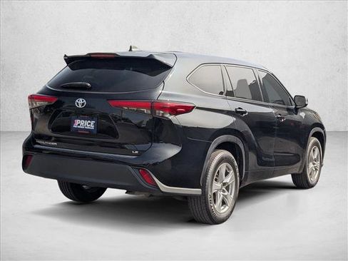 Used 2022 Toyota Highlander LE image 5