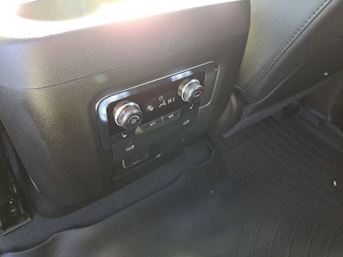 Used 2024 GMC Yukon Denali image 10