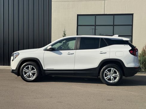 Used 2023 GMC Terrain SLE image 2
