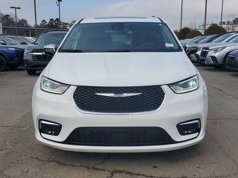 Used 2023 Chrysler Pacifica Limited image 3