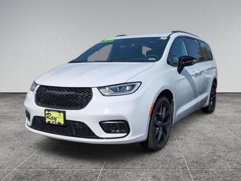 New 2026 Chrysler Pacifica Select w/ S Appearance Package FWD image 4