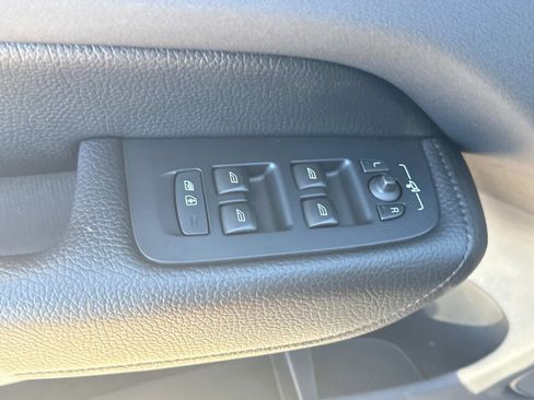 Used 2019 Volvo XC60 T5 Momentum w/ Premium Package image 17