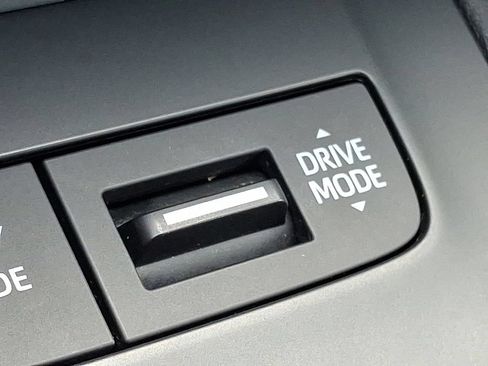 Used 2022 Toyota Venza XLE AWD/4WD image 24