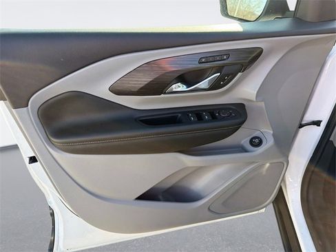 Used 2024 GMC Terrain SLT image 18