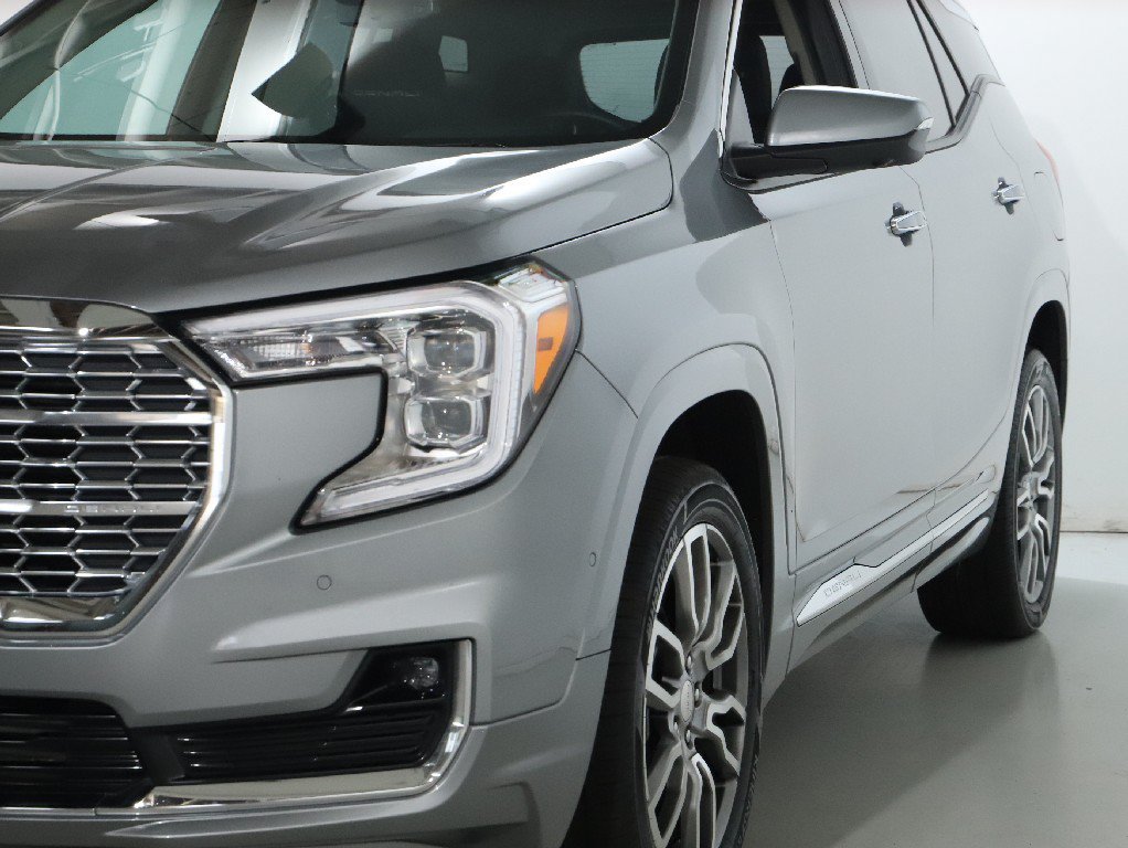Used 2024 GMC Terrain Denali w/ Denali Premium Package AWD/4WD image 4