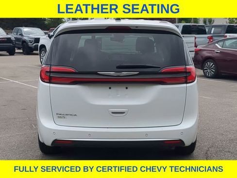 Used 2023 Chrysler Pacifica Touring-L FWD image 7