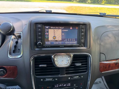 Used 2013 Chrysler Town & Country Touring-L w/ Entertainment Group #2 FWD image 22