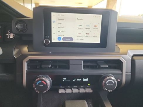 Used 2025 Toyota Tacoma SR5 AWD/4WD image 17