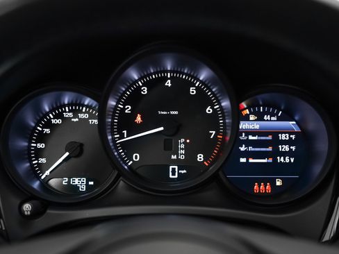 Certified 2024 Porsche Macan image 18