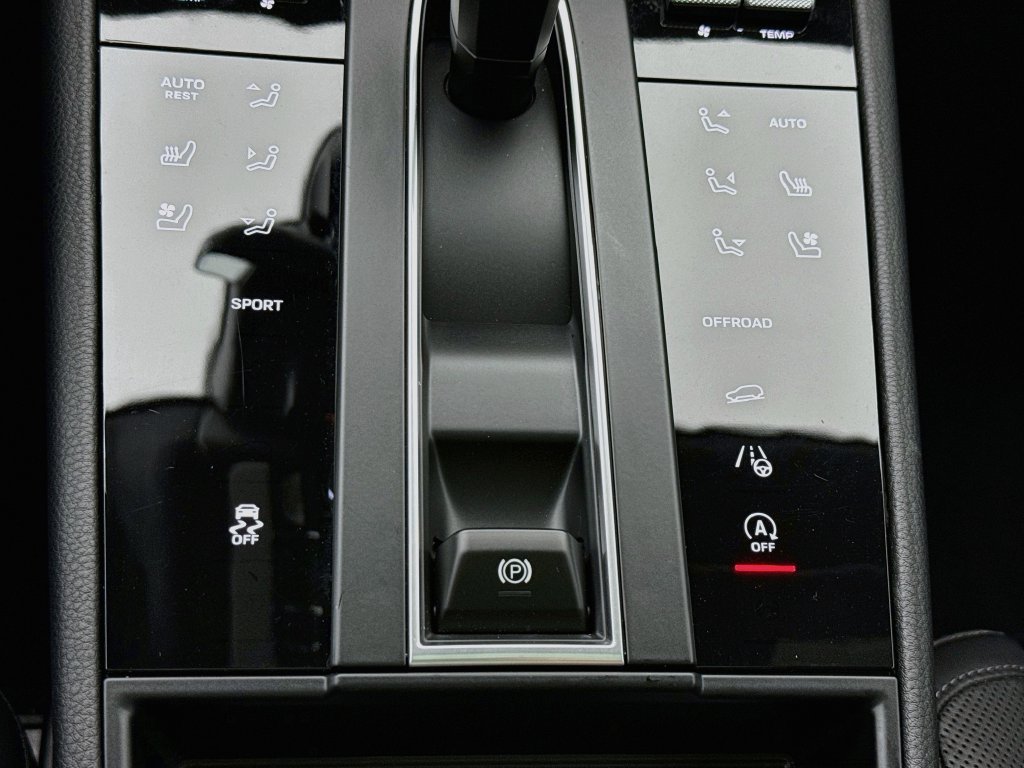 Certified 2025 Porsche Macan AWD/4WD image 22