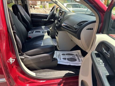 Used 2013 Chrysler Town & Country Touring FWD image 10
