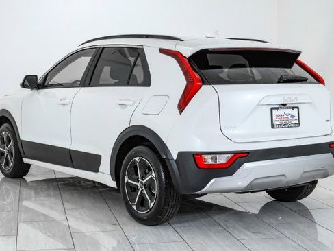 Used 2024 Kia Niro LX image 8