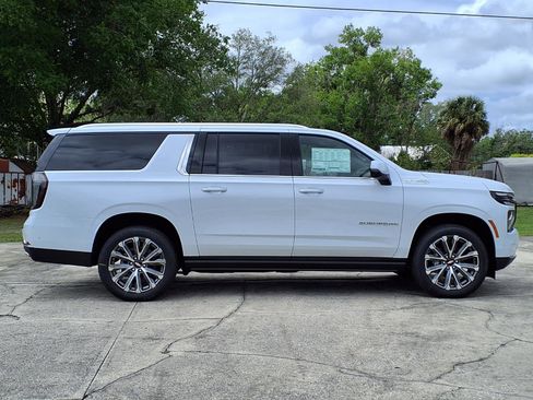 New 2026 Chevrolet Suburban High Country RWD image 3